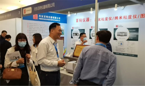 Mr.-Dong-Qingyun-General-Manager-of-Bettersize-talking-with-visitors-at-the-booth