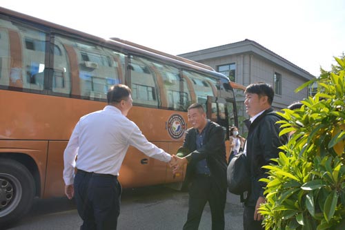 Mr. Dong Qingyun warmly greeted the expert representatives attending the meeting at the door of the company
