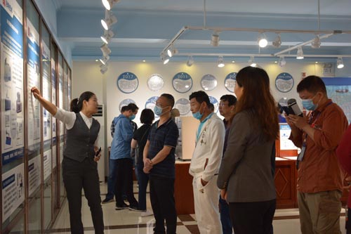the expert representatives In the Bettersize Instruments showroom