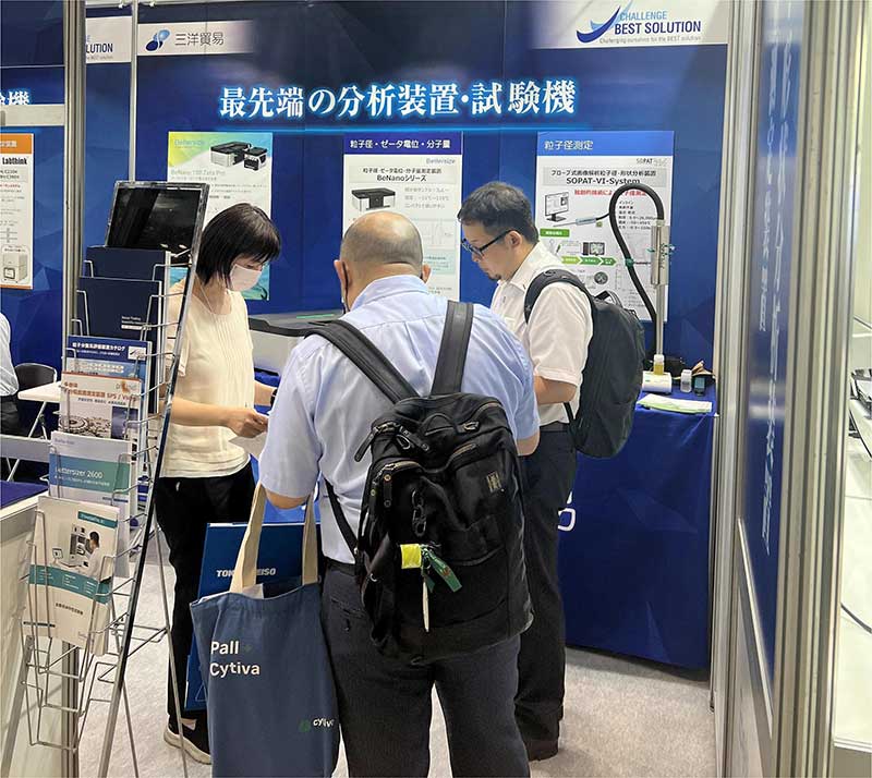 Bettersize-team-talking-with-customers-at-INTERPHEX-Week-Tokyo-2023