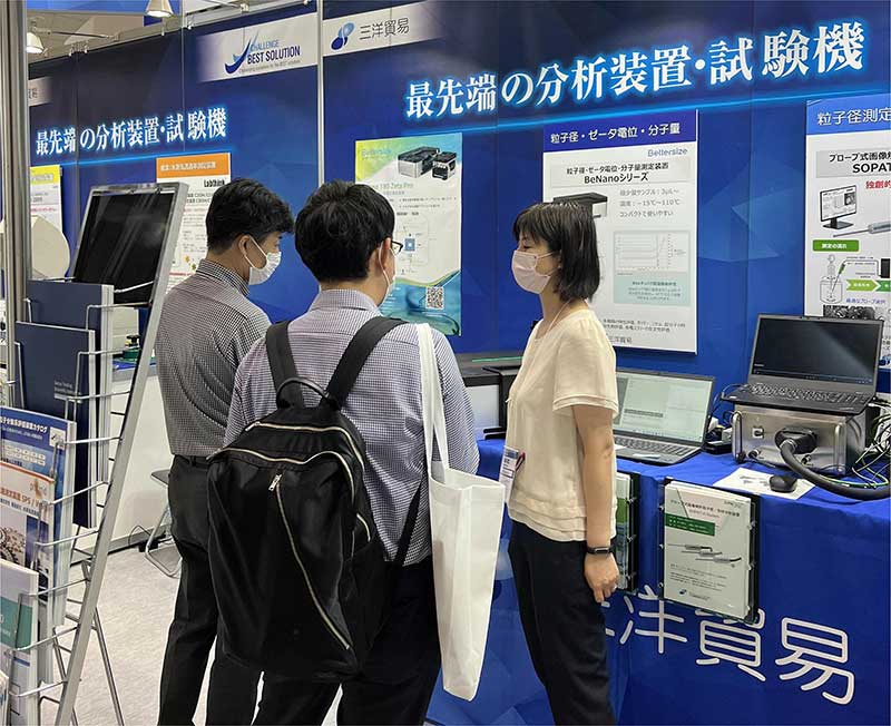 Bettersize-team-talking-with-customers-at-INTERPHEX-Week-Tokyo-2023