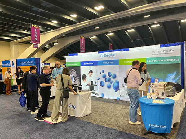 Bettersize-team-US-connecting-with-visitors-stopping-by-our-booth-1245